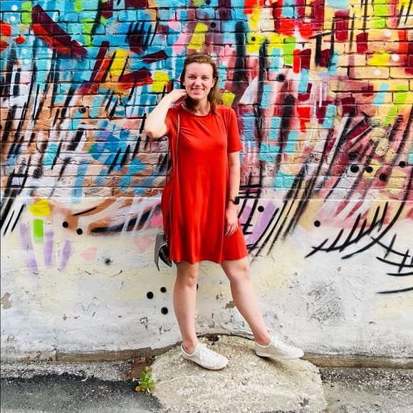 Meet your Posher, Caitlin - Picture 2 of 3